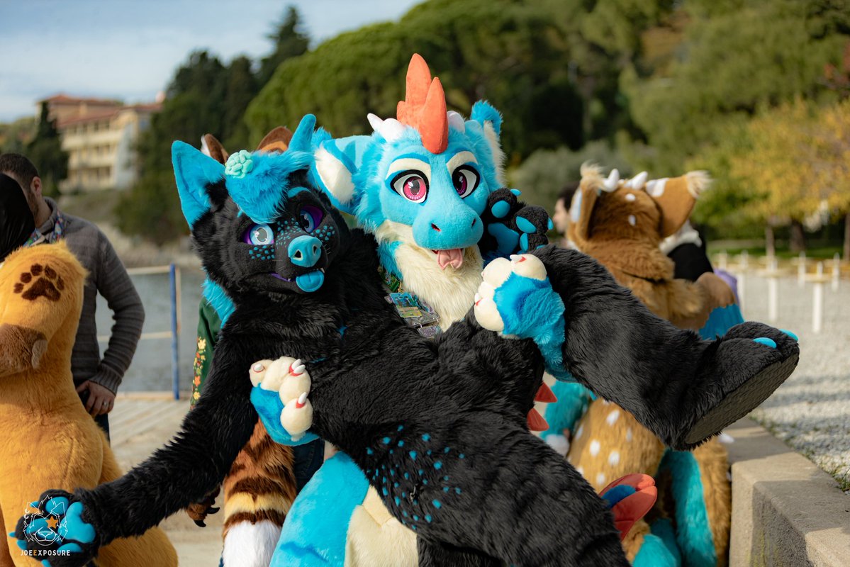 This Derg offers you Uppies! Do you accept? 💪
Main question! Will you accept uppies at NFC!? ✨👀

Fursuit maker.: <a href="/StuffedTailsFur/">StuffedTailsFursuits |STF|</a> 
Photo’s taken by.: @joeexposure <a href="/MontagutiLuca/">MontagutiLuca</a> @matsuphotography 

#FursuitsFriday