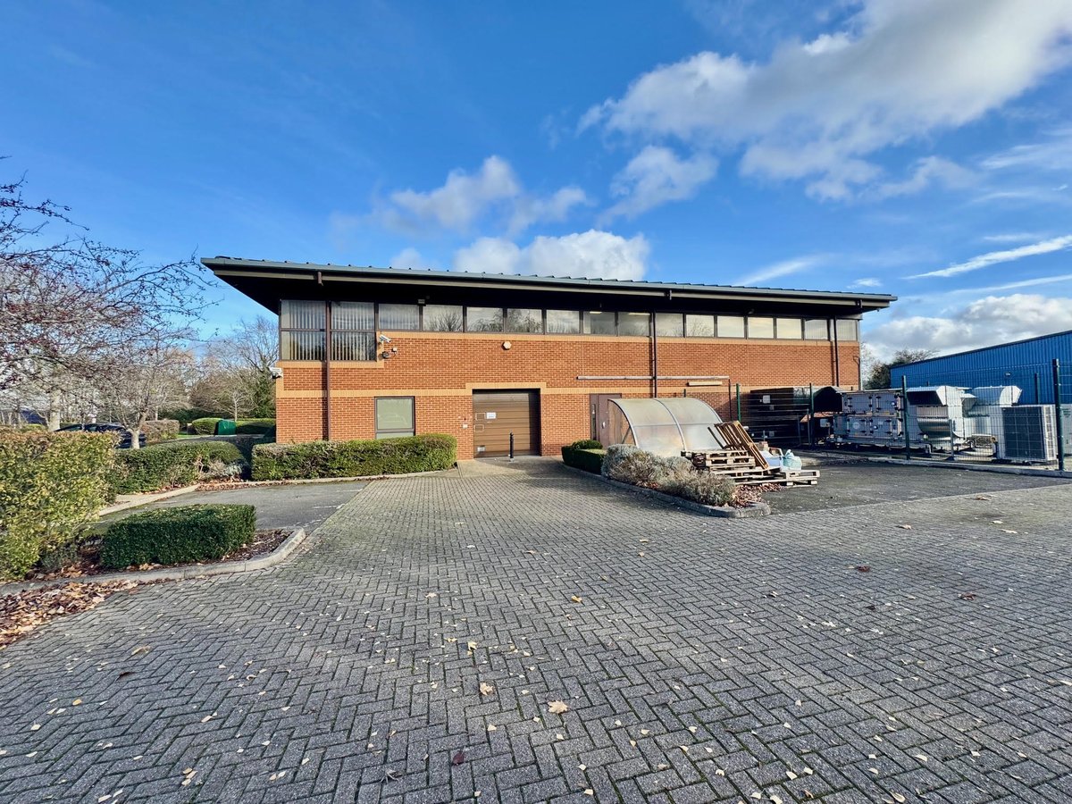 DBKProperty's tweet photo. New Instruction!  13,332 sq.ft. Two-Storey #office and #laboratory building offering flexible accommodation, situated within landscaped grounds on a site extending to approx. 1.5 acres #Freehold #ForSale #Aylesbury #Industrial #DevelopmentSite https://t.co/91MKCh0Iou