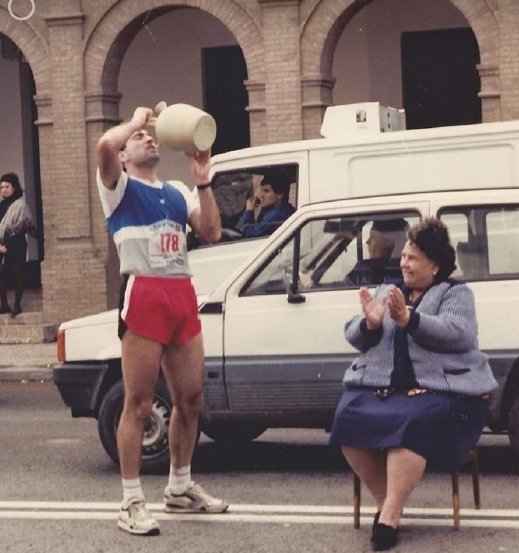 pedrolliteras's tweet photo. Buenas tardes, así se bebé  con un soft flask, y un público apasionado. https://t.co/wQWwlnOVLq