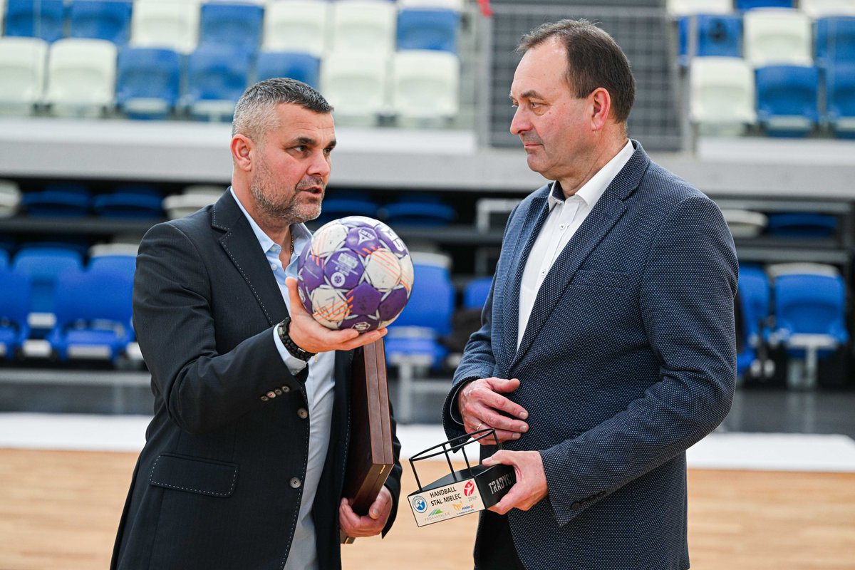 HandballStal's tweet photo. Dziś odwiedzili nas przedstawiciele Gminy Nozdrzec – Wójt Gminy Nozdrzec Stanisław Żelaznowski oraz Zastępca Wójta Adrian Skubisz.
Podczas poniedziałkowego meczu będziemy mieli przyjemność gościć uczniów z terenu gminy Nozdrzec. https://t.co/zmDL0iQUWT