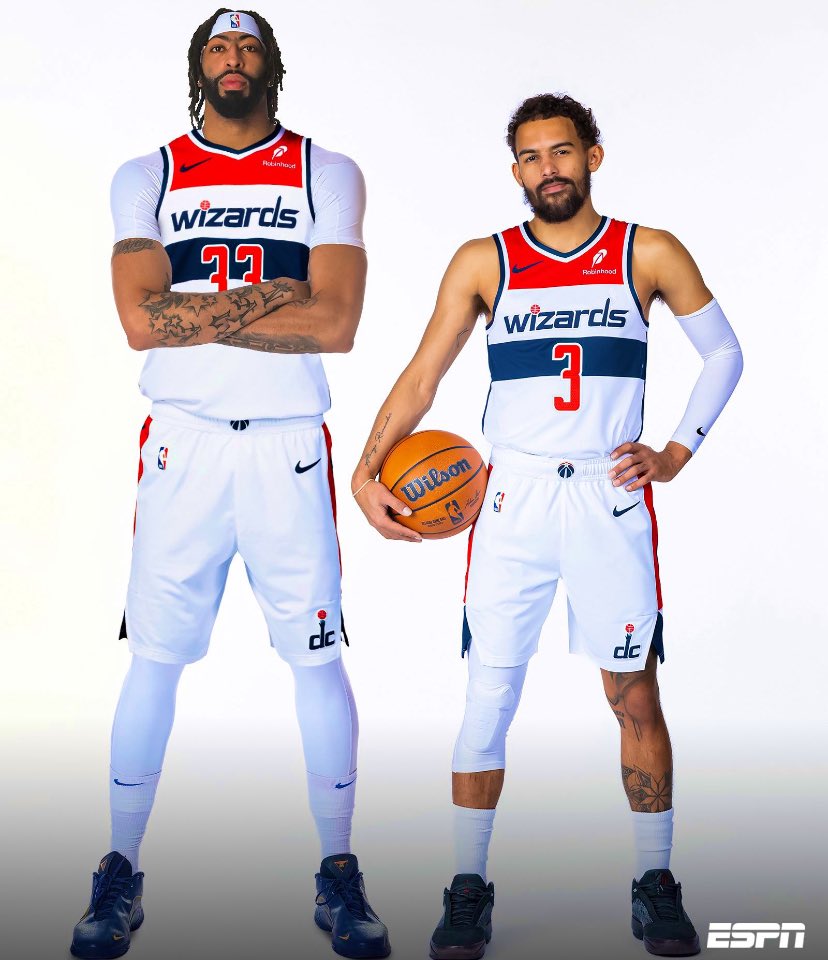 pisounalinha's tweet photo. O Washington Wizards na TRADE DEADLINE de 2025/26.

Antes de começar a análise de como Washington acabou com Anthony Davis e Trae Young após o começo dessa temporada, preciso deixar essa linha do tempo IMPRESSIONANTE.

1. Washington troca Bradley Beal e seu contrato terrível para o Phoenix Suns por Chris Paul por cinco escolhas de 2ºR e quatro PICK-SWAP de 1ºR.

2. Trocou Chris Paul para o Golden State Warriors por Jordan Poole por uma escolha de 1ºR protegida no top-20 e uma PICK de 2ºR.

3. Valorizou Poole e o trocou por C.J McCollum dois anos depois. Washington recebeu uma escolha de 2ºR e uma insana flexibilidade futura em finanças.

4. Trocou Kyle Kuzma pro Milwaukee Bucks por Khris Middleton e AJ Johnson, além de uma escolha de 1ºR em 2028.

5. Usou o contrato expirante de C.J McCollum para trocar por TRAE YOUNG, não envolvendo uma única escolha.

6. Usou o expirante de Khris Middleton, AJ Johnson e alguns outros para obter Anthony Davis do Dallas Mavericks por duas escolhas de 1ºR que não eram suas e três de 2ºR.

7. No meio desse processo, chegaram via draft: Alex Sarr, Bilal Coulibaly, Kyshawn George, Tre Johnson, Bub Carrington, Will Riley.

Como eles conseguiram as escolhas que trocaram por Anthony Davis?

1. A PICK de OKC, que deve ser a última da 1ºR desse ano, foi obtida por REGGIE JACKSON. A escolha originalmente estava com o 76ers, que abriu mão do salário do veterano.

2. A PICK de 2030 do Warriors é a que foi alcançada na troca Poole/Paul, protegida no top-20.

3. A troca de Kristaps Porzingis para o Celtics gerou duas escolhas de 2ºR enviadas por Anthony Davis.

4. Absorver o salário de Dillon Jones do OKC, os levou a última.

Eu adoro processos!

QUEM CHEGOU? ✅
- Anthony Davis (Mavericks)
- Trae Young (Hawks)
- D’Angelo Russell (Mavericks)
- Jaden Hardy (Mavericks)
- Dante Exum (Mavericks)

QUEM SAIU? ❌
- Khris Middleton (Mavericks)
- C.J McCollum (Hawks)
- Corey Kispert (Hawks)
- A.J Johnson (Mavericks)
- Marvin Bagley III (Mavericks)
- Malaki Branham (Hornets)
- PICK de 1ºR em 2026 (WAS / OKC)
- PICK de 1ºR em 2030 (WAS / GS)
- 3 PICKS de 2ºR (2x em 27 e 1 em 29)

ROTAÇÃO

Trae 🚑
George
Bilal 
Sarr
AD 🚑

Johnson
Bub
Champagnie
Vukcevic (TW)
Riley

D’Lo
Watkins (TW)
Gill
Whitmore 🚑
Exum 🚑

1️⃣ A MUDANÇA ADMINISTRATIVA QUE ALTEROU O WIZARDS!

Acima de tudo, Washington precisa ser celebrado por como mudou da água pro vinho com seus tomadores de decisão.

A franquia que chegou ao desastre de trocar Bradley Beal, um FP de 30 pontos por jogo, e não conseguir escolhas de 1ºR garantidas, fez um grande processo de reconstrução, seja em movimentos ou ativos, e conseguiu Anthony Davis e Trae Young aproveitando uma enorme flexibilidade salarial e fazendo muito com pouco.

Bati muito na tecla de que as pessoas estavam avaliando ou ignorando Washington pelo passado e não pelo presente trabalho. Isso aí era óbvio em algumas “análises”. O resultado é chocante porque ainda é um passo que eles talvez não estivessem 100% prontos pra dar em termos de quadra, mas não é quando você olha o trabalho e o que foi feito.

Tenho algumas reticências que vou explicar, mas esses caras sabem o que estão fazendo.

Michael Winger e Will Dawkins merecem, acima de tudo, esse voto de confiança na hora de entender tudo isso.

2️⃣ ACHO QUE NÃO VEREMOS TRAE/AD ESSE ANO!

A ideia é de que Trae Young possa voltar após o All-Star Break, não é impossível.

Anthony Davis meio que forçaria um retorno no fim de março para jogar a pós-temporada.

Com Washington longe desse sentido, e precisando manter sua escolha (eles já estão colocando reservas no fim dos jogos) acho que veremos no máximo um pouco do armador em quadra para 2025/26.

AD tem tempo para tratar o que tem que tratar até outubro, o time ganha mais um enorme talento jovem da próxima classe e está pronto para saltar na conferência Leste do próximo ano.

Dê o máximo de tempo aos jovens para que eles evoluam e aprendam agora, traga os veteranos quando for necessário.