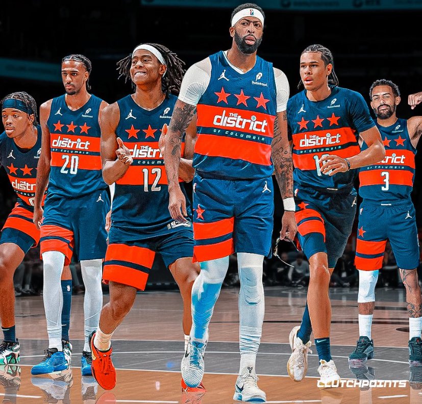 pisounalinha's tweet photo. 3️⃣ NÚCLEO DEFENSIVO INSANO ATRÁS DE TRAE!

É difícil montar times para competir de fato ao redor de um jogador como Young por suas deficiências defensivas e tamanho.

É difícil montar times para competir de fato ao redor de um jogador como AD por suas lesões e ausências constantes.

Unir os dois hipoteticamente, é estranhamente PROMISSOR. Young vai potencializar Davis no aro, e AD cobre muitas das falhas de Trae na defesa.

Mas é o restante do elenco que me deixa ainda mais empolgado.

Alex Sarr e Anthony Davis no garrafão é uma dupla MUITO ABSURDA defensivamente, não há paz para pontuar contra esses dois. Caras grandes, que defendem em espaço, são monstruosos na proteção de aro, distribuem tocos… e podem se encaixar ofensivamente se o arremesso do francês se tornar ainda mais real.

Bilal Coulibaly adiciona ainda mais potencial como um monstro da defesa de ponto de ataque… ter os três juntos para fechar jogos é incrível nesse aspecto, por mais que o ala também precise melhorar ofensivamente para que não seja um cobertor curto no ataque, já que seus arremessos são de lua. Sua evolução ofensiva é um termômetro ainda maior agora.

Você tem George como um cara que complementa todos os lados da quadra, o potencial de pontuação com Johnson e Bub vindo do banco, bons arremessador em movimento com Champagnie e Riley.

Há um mundo onde isso funciona muito bem imediatamente.

4️⃣ CONCILIAR AS DUAS COISAS, PORÉM, É UMA DURA MISSÃO!

Nós também nos empolgamos com o Dallas Mavericks desse ano com Anthony Davis, Kyrie Irving e Cooper Flagg.

A presença de Irving não ter acontecido, abre margem para que Washington tente o mesmo com Young, Davis e muitos jovens ao redor… mas como competir na janela da dupla, principalmente de AD e desenvolver jovens que ainda tem questões a resolver nos próximos anos?

Em alguns casos, a simplificação pode ser positiva. Bilal com menos repetições com a bola nas mãos e mais jogo fora da bola ofensivamente, me agrada. Kyshawn vai se adaptar super bem, por ser multifunções, pode ter a bola em momentos secundários e ser um arremessador poderoso.

Mas tenho medo do que isso pode fazer com Tre Johnson, Bub Carrington e o futuro calouro que vá chegar no topo da loteria… cumprir papéis muito específicos pode muito bem limitar o que esses jogadores se tornarão, minutos limitados não ajudam. A NBA é dura na hora de conciliar o talento jovem em desenvolvimento e a competição imediata.

Alex Sarr terá que se adaptar ao jogo de Davis, menos volume no aro, mais espaçamento, o que ele já se mostrou disposto a fazer, mas vai exigir adaptações, o que também acontecerá com seus posicionamentos defensivos.

Na maior parte do tempo, você está colocando alguns jovens em desenvolvimento, em desconforto… alguns prosperam ainda mais, outros caem, e todos são fundamentais pra que Washington aproveite o Leste mais vazio e se torne um contender imediato.

Missão para Brian Keefe.

5️⃣ OBSERVAÇÕES 

- Washington deve estender os contratos de Young e Davis. Acho que a chegada de AD facilita as coisas para Trae, já que a franquia abriu mão de ativos para obtê-lo.

- Não vejo muito espaço para os outros contratados… ainda assim são situações interessantes com D’Lo desvalorizado tendo uma PO de $5M e Hardy com mais um ano garantido por $6M.

- Dante Exum me agrada e pode ajudar um time competitivo, mas não sei se o veremos saudável outra vez na NBA, fora dessa temporada.

- Entre as perdas, se sente pouco. Middleton e McCollum foram veteranos respeitáveis que ajudaram os jovens a se desenvolver, mas que estariam fora do próximo passo. Com uma vaga regular aberta, a saída de Marvin Bagley III abre espaço para Tristan Vukcevic enfim ganhar uma vaga garantida e ter alguma chance. Só não havia muito espaço para AJ Johnson prosperar em D.C

- Por fim, o resultado é insano. Com todas as dúvidas que são justas, conseguiram Young e Davis sem abrir mão de nenhum jovem principal e nenhuma de suas próprias escolhas. Fantástico!