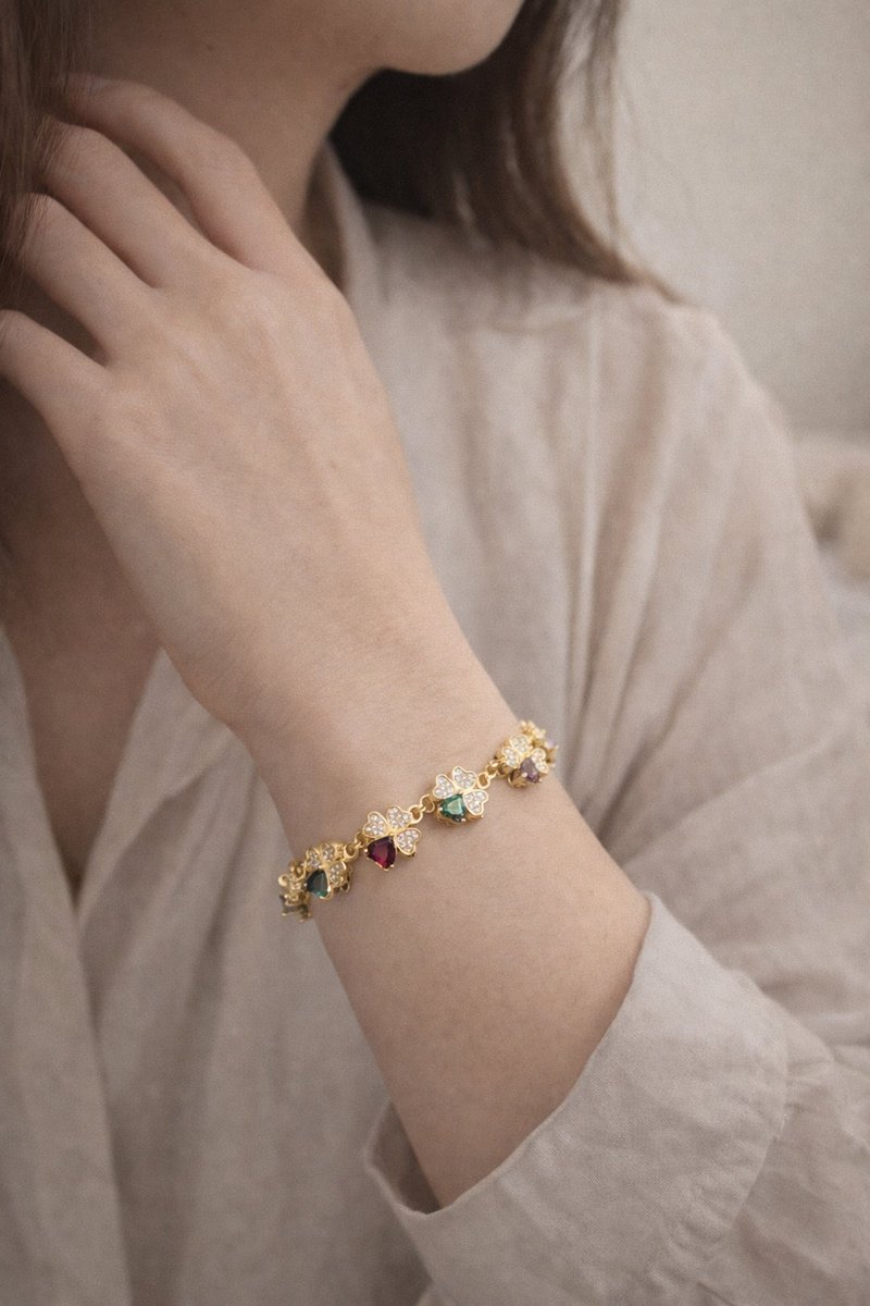 最近在经历一些改变。
三十多岁的转变，应该不晚呢。
好像意识到，
人的外在，也可以承载内在灵魂的香气与温度。
我身上的温婉与女性气质，
内在对他人的温柔、宽容与尊重，
都值得被看见。
为自己还有如此多的进步空间而感到兴奋。
一直在成为更好的自己的路上。
那就从佩戴一些好看的首饰开始吧