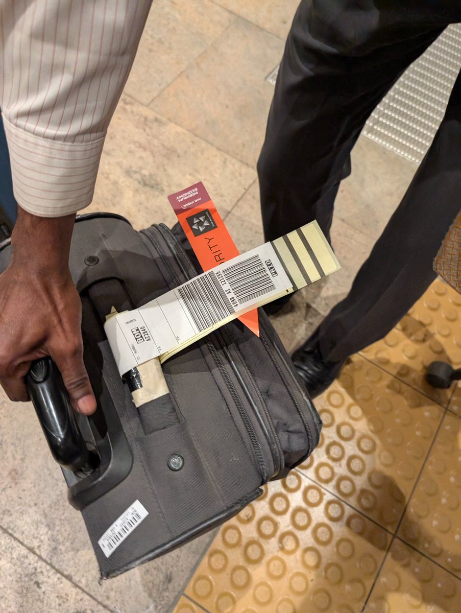 Smitshah2006's tweet photo. @airindia I've again given the bag WITH PRIORITY TAG at BLR airport. I hope I don't have to wait the same disaster 2 hours like earlier at Mumbai.
That too when your flight is delayed. That too when I'm a silver tier (not that it matters unlike Vistara times though) https://t.co/orjr2WWVF4