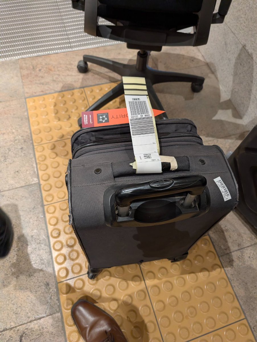 Smitshah2006's tweet photo. @airindia I've again given the bag WITH PRIORITY TAG at BLR airport. I hope I don't have to wait the same disaster 2 hours like earlier at Mumbai.
That too when your flight is delayed. That too when I'm a silver tier (not that it matters unlike Vistara times though) https://t.co/orjr2WWVF4