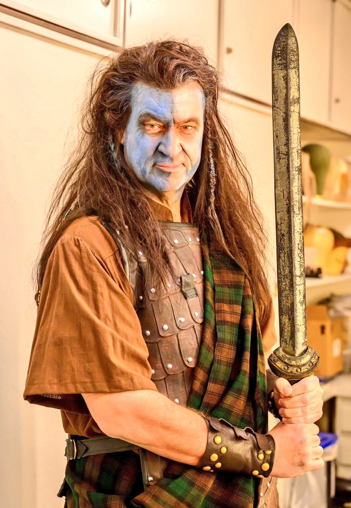 Er hat während der Clowngrippe Kindergeburtstage oder ein Buch auf der Bank lesen verboten.

Er will dass jeder überall von der Polizei durchsucht werden darf. 

Er hat erst vor vier Wochen eine Sondersteuer auf Trinkwasser erhoben.

Heute geht er im Fasching als William Wallace.