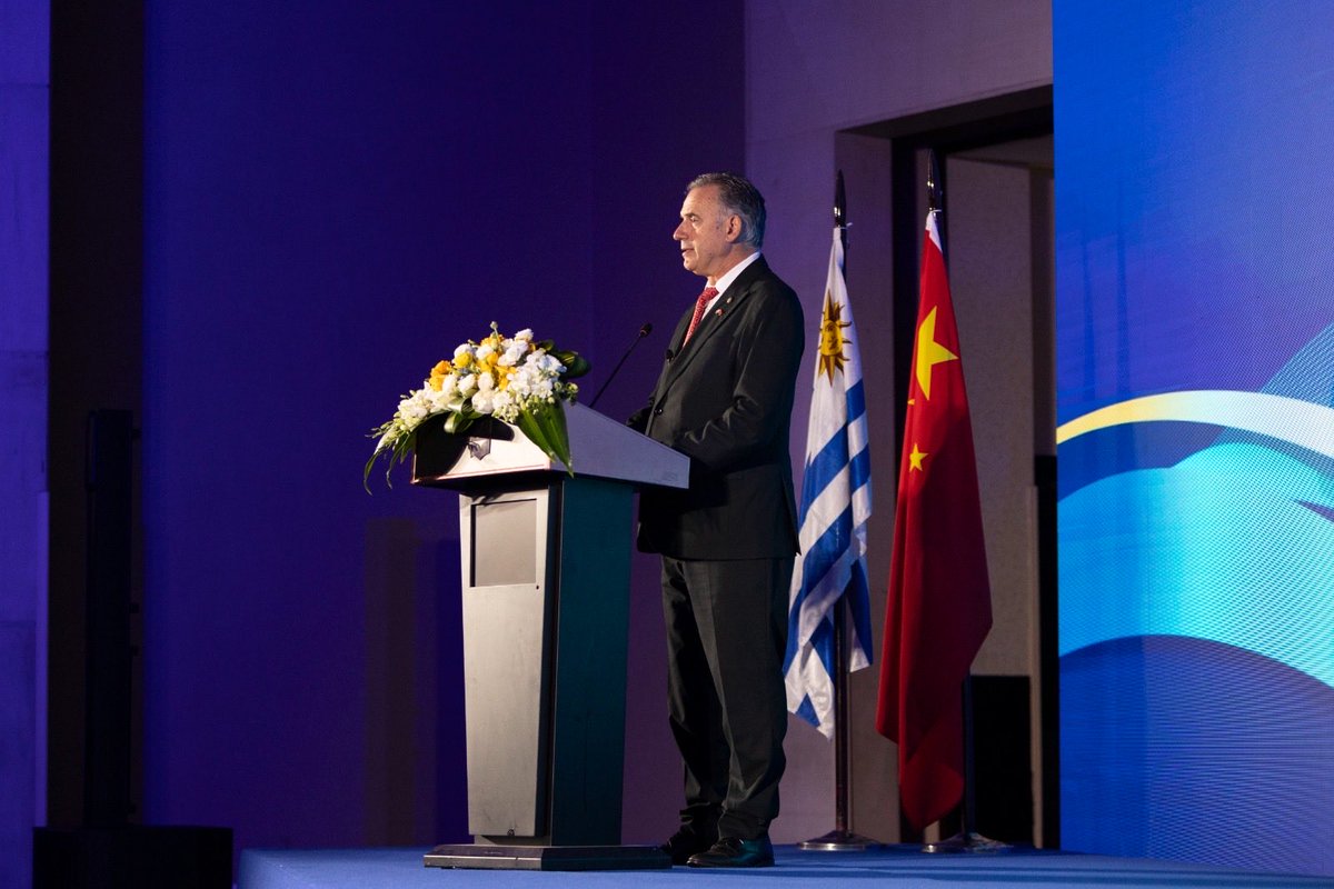 compresidencia's tweet photo. ✅ El presidente @OrsiYamandu afirmó que contar con más de 20 empresas instaladas en el territorio nacional, es una muestra clara de la confianza de China en un país como Uruguay, con reglas claras, seguridad jurídica, incentivos a la inversión, energías renovables y una política de Estado que trasciende gobiernos. 

🇺🇾🤝🇨🇳 Consideró que la relación China-Uruguay está consolidada y madura, y añadió que aspira a profundizarla.  

💬 “Queremos escuchar, identificar oportunidades y construir proyectos conjuntos de largo plazo”, agregó. 

#UnPaísParaCrecer
#MisionAChina

🔗 https://t.co/oAAVsl5Ye4