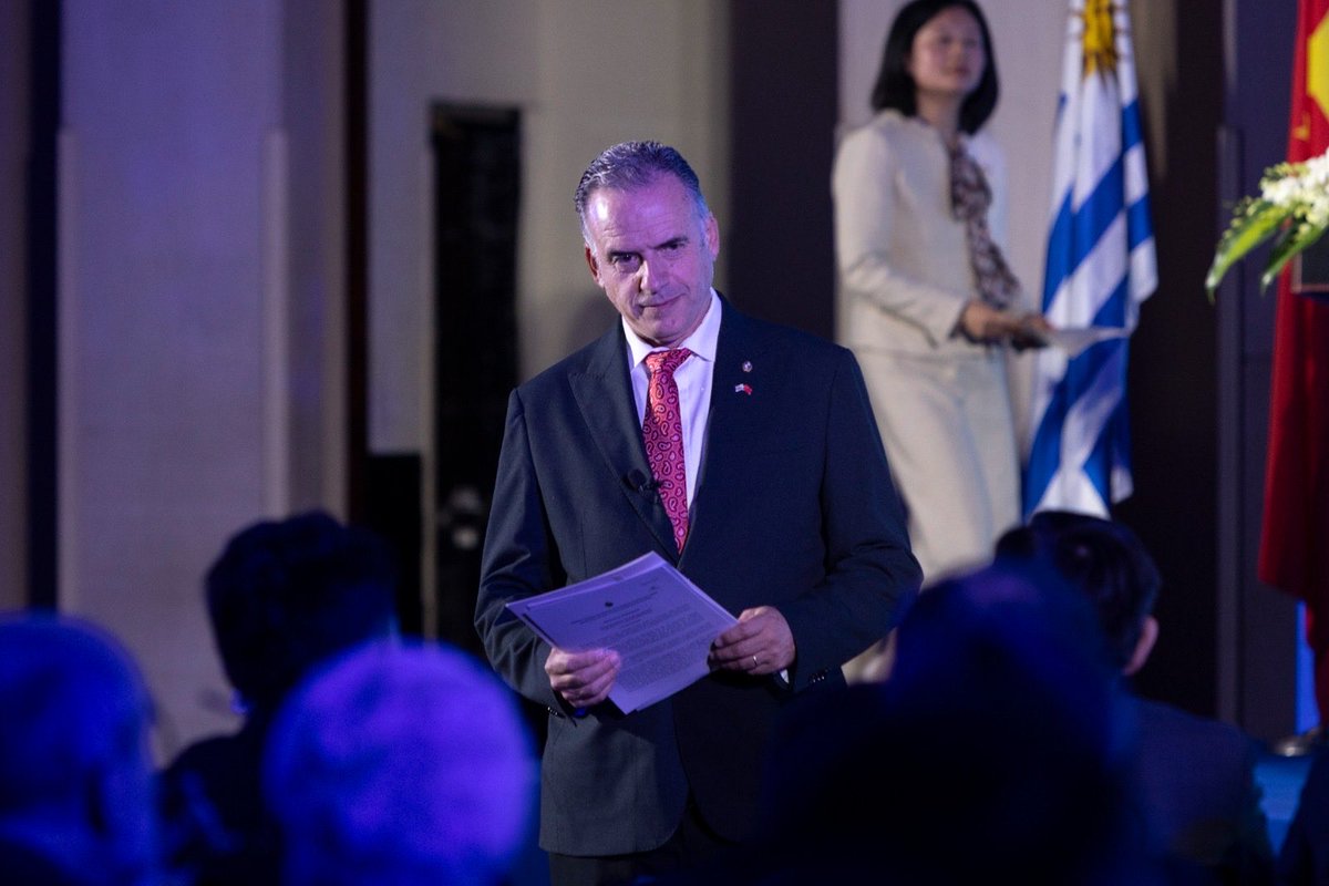 compresidencia's tweet photo. ✅ El presidente @OrsiYamandu afirmó que contar con más de 20 empresas instaladas en el territorio nacional, es una muestra clara de la confianza de China en un país como Uruguay, con reglas claras, seguridad jurídica, incentivos a la inversión, energías renovables y una política de Estado que trasciende gobiernos. 

🇺🇾🤝🇨🇳 Consideró que la relación China-Uruguay está consolidada y madura, y añadió que aspira a profundizarla.  

💬 “Queremos escuchar, identificar oportunidades y construir proyectos conjuntos de largo plazo”, agregó. 

#UnPaísParaCrecer
#MisionAChina

🔗 https://t.co/oAAVsl5Ye4