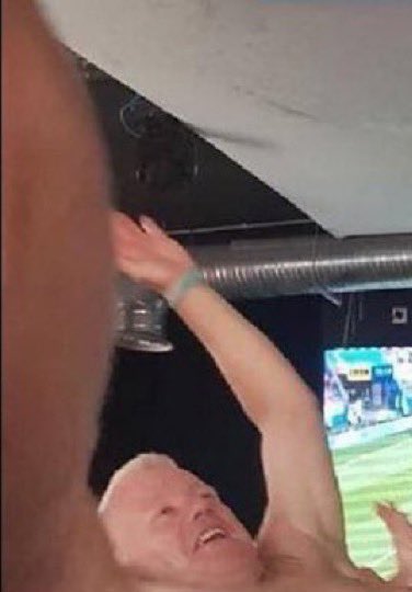 Hoy voy hablarte 
De mis héroes 
Que me vieron crecer 
Desde el León que se hizo rey 
Hasta la princesa que rompió la ley