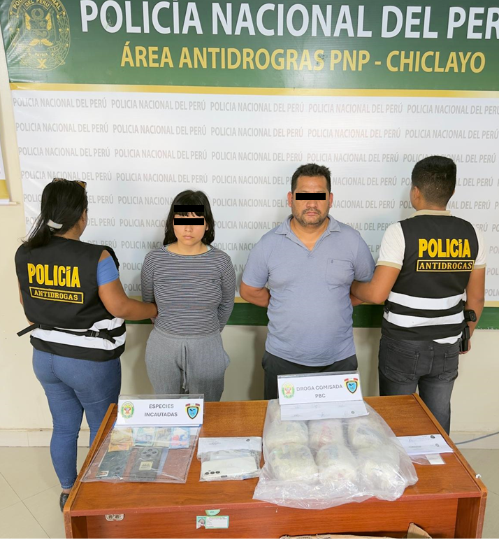 RegPolLamb's tweet photo. #Chiclayo🚨| Agentes del Área Antidrogas de la Región Policial Lambayeque, intervinieron a dos presuntos integrantes de la banda criminal “Los Duros del Nororiente”. En su poder se encontró aproximadamente nueve kilos de Alcaloide de Cocaína, tres celulares y s/ 470.00. https://t.co/uq0ZWJR0TC