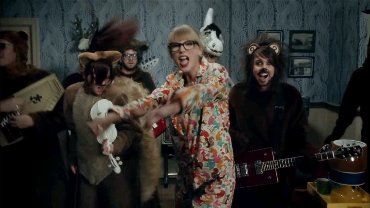 bjeweleed's tweet image. grande dia pra quem ama esse lado weird girl dela we’re back to our roots