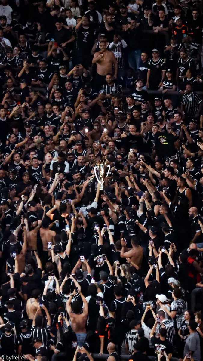 Corinthians's tweet photo. A taça nos braços do maior patrimônio do clube: a Fiel Torcida! 🏆

📸 Sua Foto na Casa do Povo / perfil de Instagram

#SuperBicampeão
#NinguémPodeComAFiel
#VaiCorinthians https://t.co/ngggWynm0s