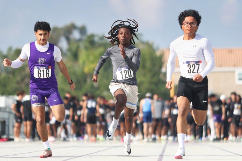 Youthrunner's tweet image. 🌟 Check out these incredible moments captured by #SmothermanImages at the Rancho Cucamonga Winter Qualifier! 🏃‍♀️🏃‍♂️✨ Dive into the action and feel the excitement! 📸 #YouthRunning #CaptureTheMoment #RanchoCucamonga #trackandfield  youthrunner.com/news/story/ran…
