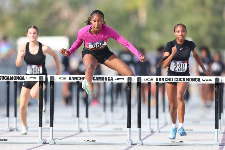 Youthrunner's tweet image. 🌟 Check out these incredible moments captured by #SmothermanImages at the Rancho Cucamonga Winter Qualifier! 🏃‍♀️🏃‍♂️✨ Dive into the action and feel the excitement! 📸 #YouthRunning #CaptureTheMoment #RanchoCucamonga #trackandfield  youthrunner.com/news/story/ran…