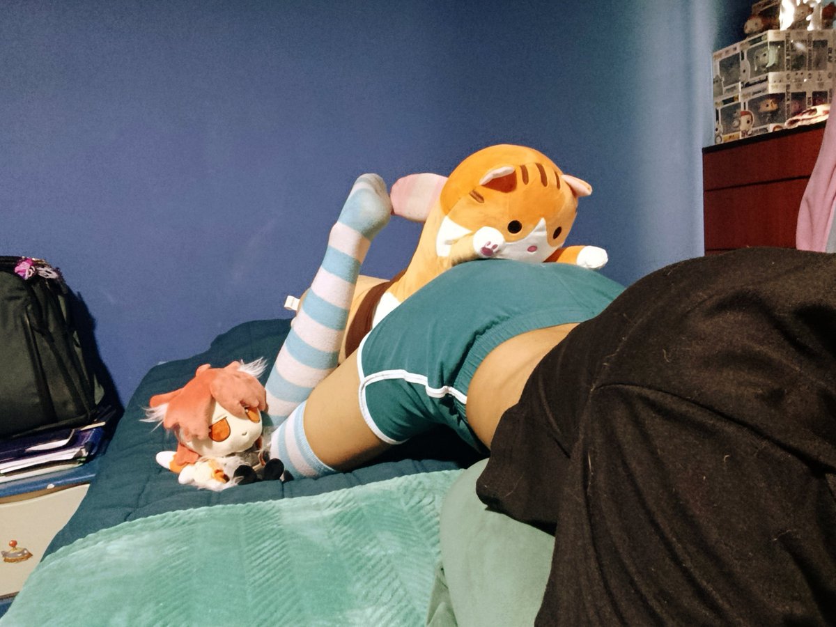 femboy friday :33 
ft. el peluche de gdcolon que me compré el año pasado y nunca mostre acá -w-"
ignoren lo demás mi cuarto esta desordenado xd