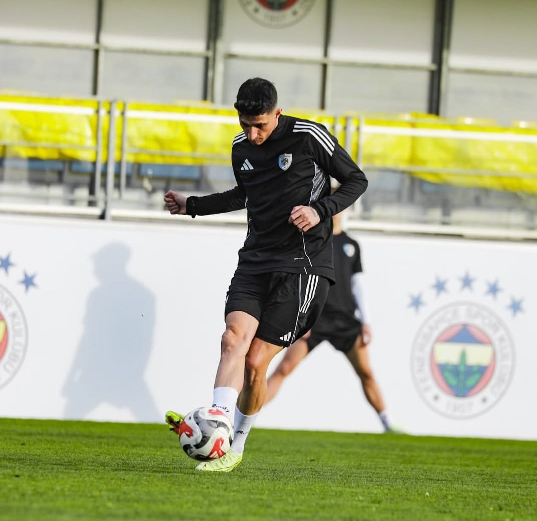 muratsj9's tweet photo. 2 gün sonra sakarya maçı var diye takım erzuruma dönmedi fenerbahçe antrenman sahasını vermiş teşekkürler👏 @Fenerbahce https://t.co/xStRKyaMNN
