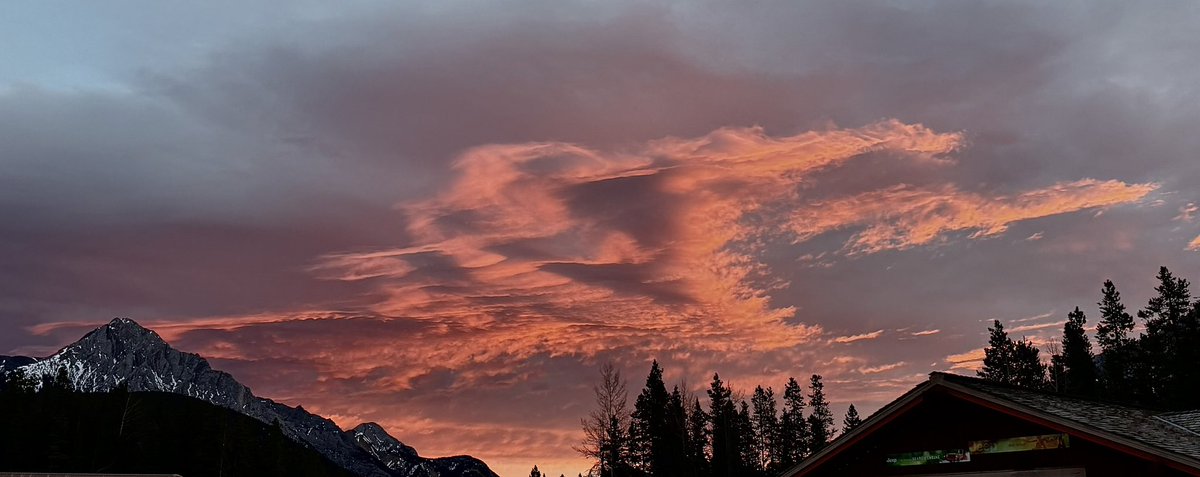 0c and a beauty #chinook #sunrise seen from the base of <a href="/SkiNakiska/">Nakiska Ski Area</a> #ShareYourWeather #abstorm #February2025