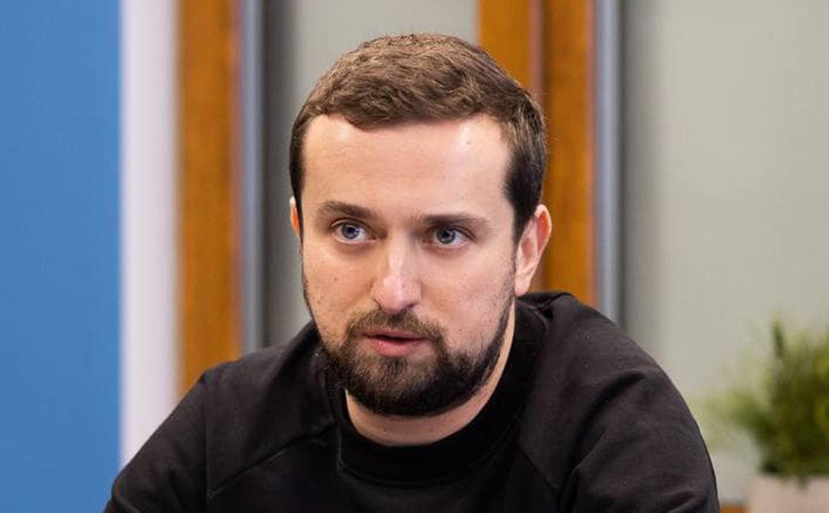 Це Кирило Тимошенко - потвора, яка в особистих цілях використовувала позашляховик наданий Україні для гуманітарних місій зараз незадоволена прибиранням снігу в Києві.
Шо, хуєсос, хуйово без позашляховика?
