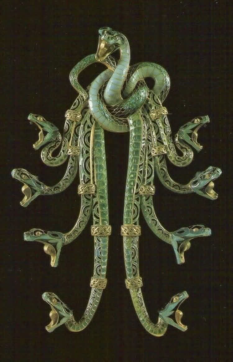 René Lalique’s “Serpents” corsage ornament (1898–1899) is a striking gold and enamel Art Nouveau jewelry piece inspired by intertwining snakes.