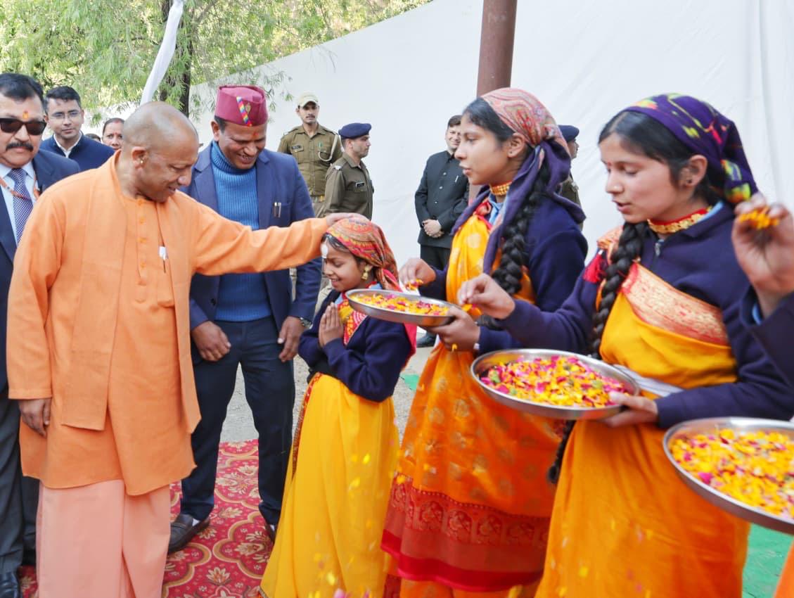 hillmailtv's tweet photo. उत्तर प्रदेश के मुख्यमंत्री योगी आदित्यनाथ ने पौड़ी गढ़वाल के यमकेश्वर स्थित इंटर कॉलेज के नवनिर्मित भवन का विधिवत लोकार्पण किया। 
इसके पश्चात उन्होंने रात्रि विश्राम हेतु अपने पैतृक ग्राम पंचूर पहुँचकर परिवारजनों से भेंट की।
 इस अवसर पर मुख्यमंत्री ने परिवार के बच्चों के साथ समय बिताया, जो आत्मीयता और सादगी का प्रतीक रहा।

@myogiadityanath 
@myogioffice 
@UPGovt 

#yogiji