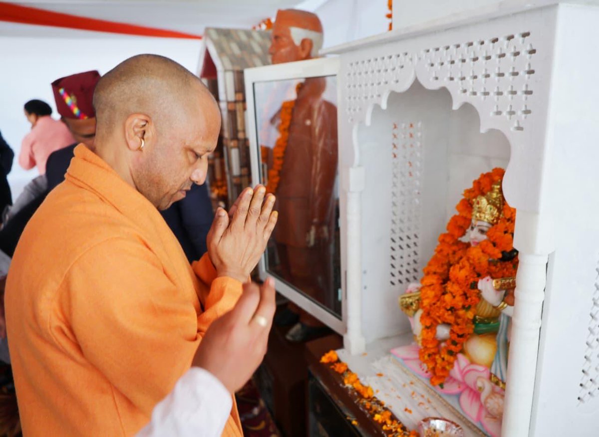 hillmailtv's tweet photo. उत्तर प्रदेश के मुख्यमंत्री योगी आदित्यनाथ ने पौड़ी गढ़वाल के यमकेश्वर स्थित इंटर कॉलेज के नवनिर्मित भवन का विधिवत लोकार्पण किया। 
इसके पश्चात उन्होंने रात्रि विश्राम हेतु अपने पैतृक ग्राम पंचूर पहुँचकर परिवारजनों से भेंट की।
 इस अवसर पर मुख्यमंत्री ने परिवार के बच्चों के साथ समय बिताया, जो आत्मीयता और सादगी का प्रतीक रहा।

@myogiadityanath 
@myogioffice 
@UPGovt 

#yogiji