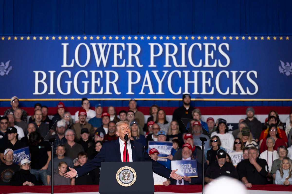 BMooreSenate's tweet photo. @POTUS laid it out plainly: after one year, America is stronger, safer, and respected again 🇺🇸

I’ll continue standing with President Trump and fighting for the America First agenda as the next U.S. Senator from Alabama.

#AmericaFirst #TrumpDelivers #AlabamaStrong #alpolitics @realDonaldTrump @WhiteHouse