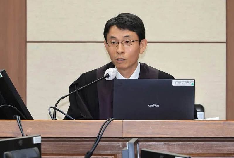 류근

조짐이 좋지 않습니다. 입춘 무렵이어서 가급적 추잡한 정세 이야기 삼가고 있었습니다만 불안과 근심은 어쩔 수가 없습니다. 아침에 겸공 대기실에서 전우용 교수님과 김태형 소장님과 잠깐 이야기를 나누었습니다. 

처음엔 판사 우인성의 해괴한 판결들에 대해서 이야기를 했습니다. 전우용