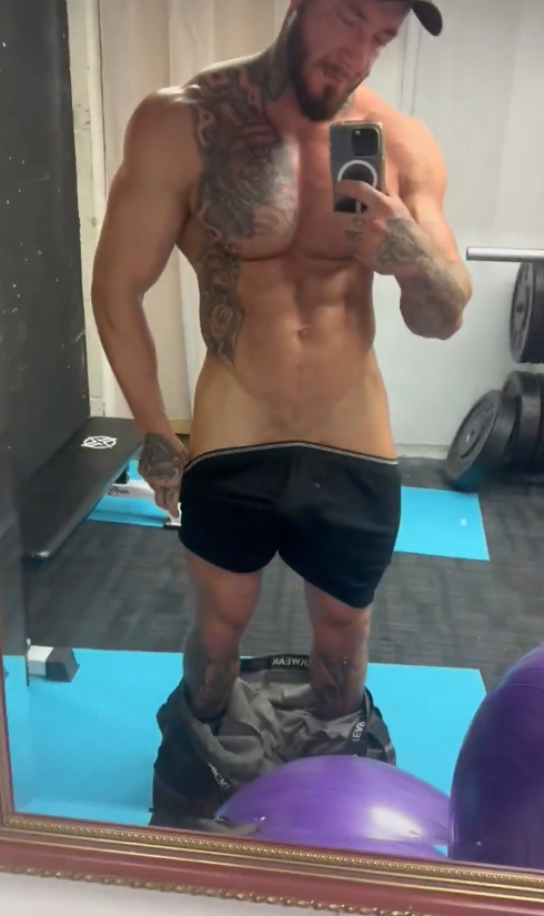jaytheplasterer's tweet photo. Should I take this off or what? 😈 https://t.co/UMGF4uzhvg