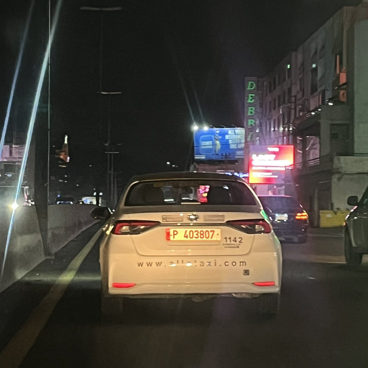 RoadRadarLB's tweet photo. كيف يثق الراكب بتاكسي من دون إضاءة خلفية ومصباح واحد فقط من الأمام، رغم أنّها شركة معروفة، وأسعارها ليست بالزهيدة، والسيّارة جديدة؟
@yasalebanon https://t.co/QokWW44ShX