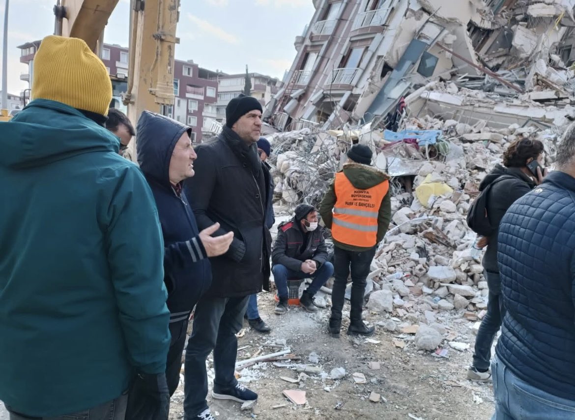 FSMH_06's tweet photo. Deprem bölgesinde yardımlarına koştuğumuz  insanlarımızın feryatları hala kulaklarımda. Unutamayacağım çok kötü günlerdi. Rabbim böyle büyük acıları tekrar milletimize yaşatmasın. Depremde hayatını kaybeden tüm vatandaşlarımıza Allah’tan gani gani rahmet diliyorum.
Ülkemizin tüm  bölgelerinde depremle ilgili tedbirlerin ivedilikle alınması, çürük binaların bir an önce yenilenmesi şarttır. 
#6Şubat2023