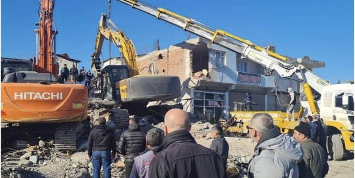 FSMH_06's tweet photo. Deprem bölgesinde yardımlarına koştuğumuz  insanlarımızın feryatları hala kulaklarımda. Unutamayacağım çok kötü günlerdi. Rabbim böyle büyük acıları tekrar milletimize yaşatmasın. Depremde hayatını kaybeden tüm vatandaşlarımıza Allah’tan gani gani rahmet diliyorum.
Ülkemizin tüm  bölgelerinde depremle ilgili tedbirlerin ivedilikle alınması, çürük binaların bir an önce yenilenmesi şarttır. 
#6Şubat2023