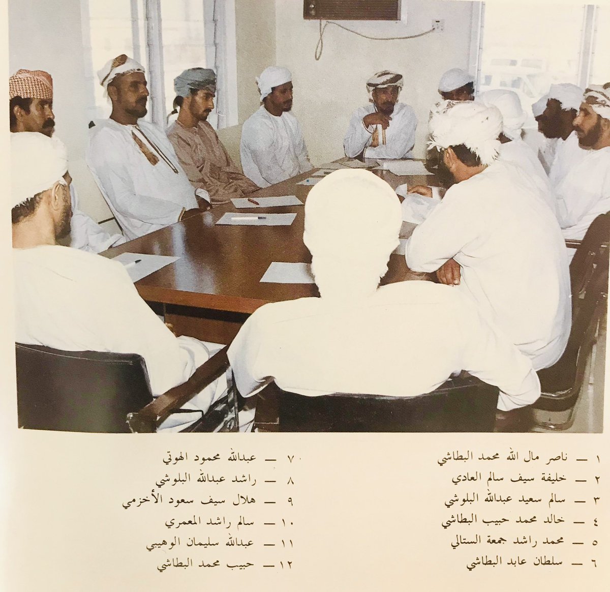 صورة نادرة لأعضاء المجلس البلدي بولاية قريات في ثمانينيات القرن الماضي. يظهر في الصورة عدد من مشايخ وأعيان الولاية، علمًا  بأن أول مجلس شُكل في نوفمبر 1980م.