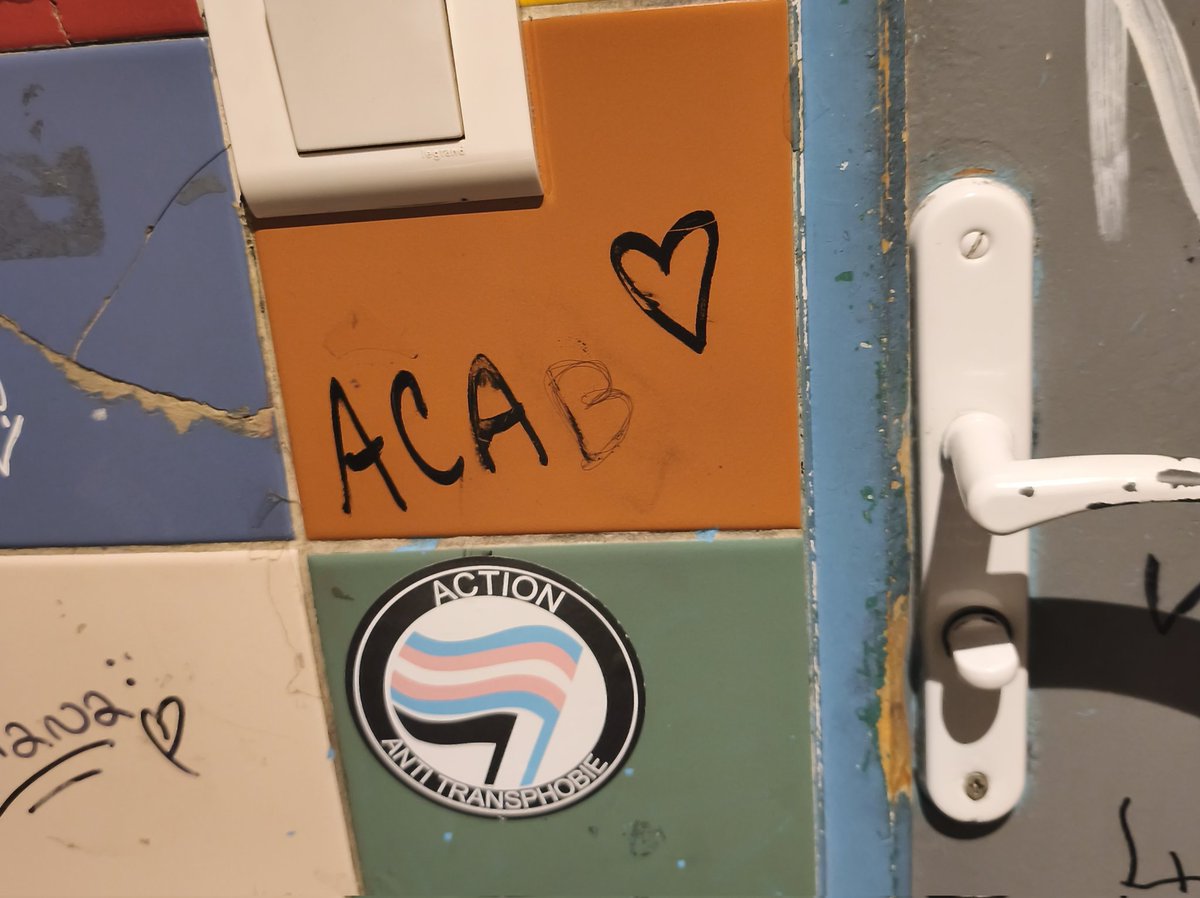 "NikLaBac, Keufophobies, ACAB", délires anti-police dans un café, au 13 et 3 place du Bouffay à #Nantes...

Une mairie digne de ce nom effectuerait des contrôles et, au nom du respect de l’ordre public, exigerait le retrait de ces insanités ordurières. #Municipales2026