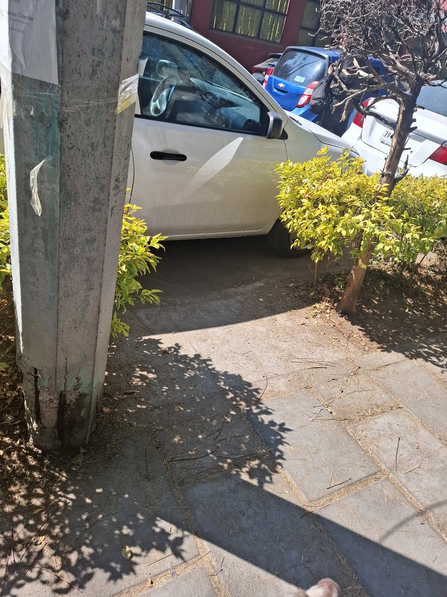 Hey_Summers's tweet photo. @UCS_GCDMX ustedes pueden apoyar para mover coches que bloquean rampas? @SSC_CDMX @OVIALCDMX  llame al 911 pero han enviado apoyo. Es en el parque Miraflores sobre calle 21 colonia San Pedro de los pinos. https://t.co/NWGMg40EnA