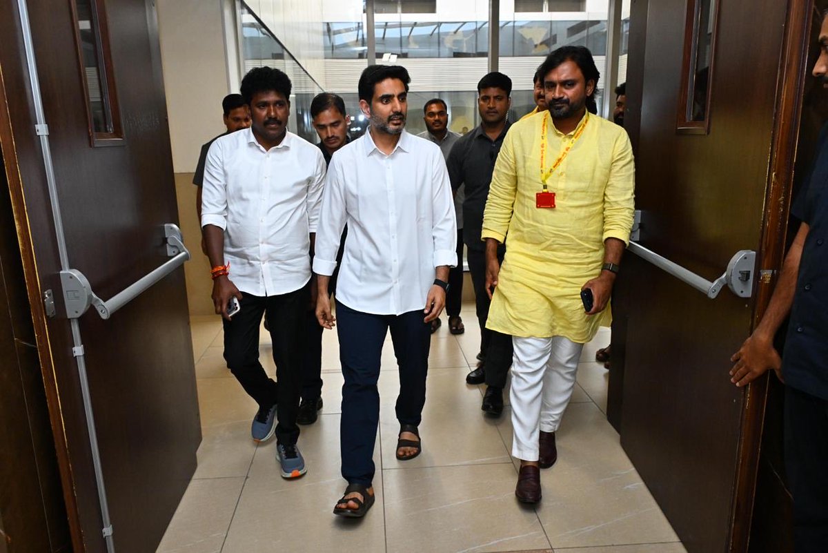 Adireddy_Vasu's tweet photo. ఈరోజు మంగళగిరి తెలుగుదేశం పార్టీ కేంద్ర కార్యాలయంలో జరిగిన పార్లమెంటరీ శిక్షణ తరగతుల్లో పాల్గొనడం జరిగింది. లోకేష్ అన్న గారితో మంత్రులు,  ఎమ్మెల్యేలతో కలిసి ఈరోజు శిక్షణ తరగతులు చెప్పడం జరిగింది. 

#trainingclasses 
#TDP
#TDPCadre
#AndhraPradesh https://t.co/5gVONYPYme