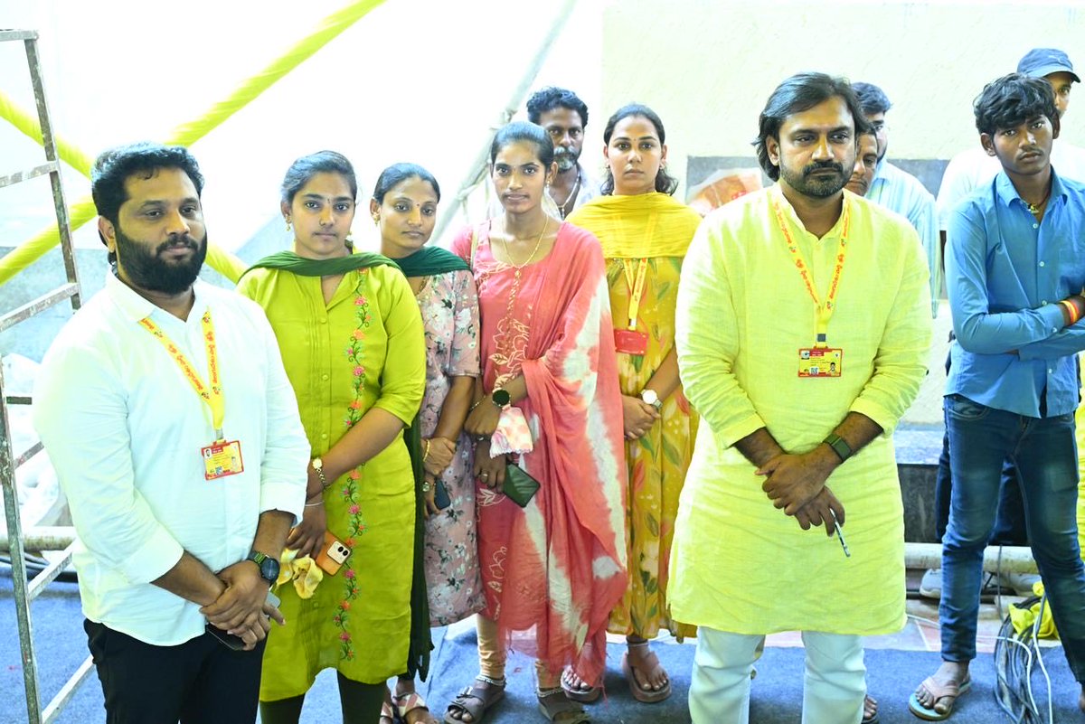Adireddy_Vasu's tweet photo. ఈరోజు మంగళగిరి తెలుగుదేశం పార్టీ కేంద్ర కార్యాలయంలో జరిగిన పార్లమెంటరీ శిక్షణ తరగతుల్లో పాల్గొనడం జరిగింది. లోకేష్ అన్న గారితో మంత్రులు,  ఎమ్మెల్యేలతో కలిసి ఈరోజు శిక్షణ తరగతులు చెప్పడం జరిగింది. 

#trainingclasses 
#TDP
#TDPCadre
#AndhraPradesh https://t.co/5gVONYPYme