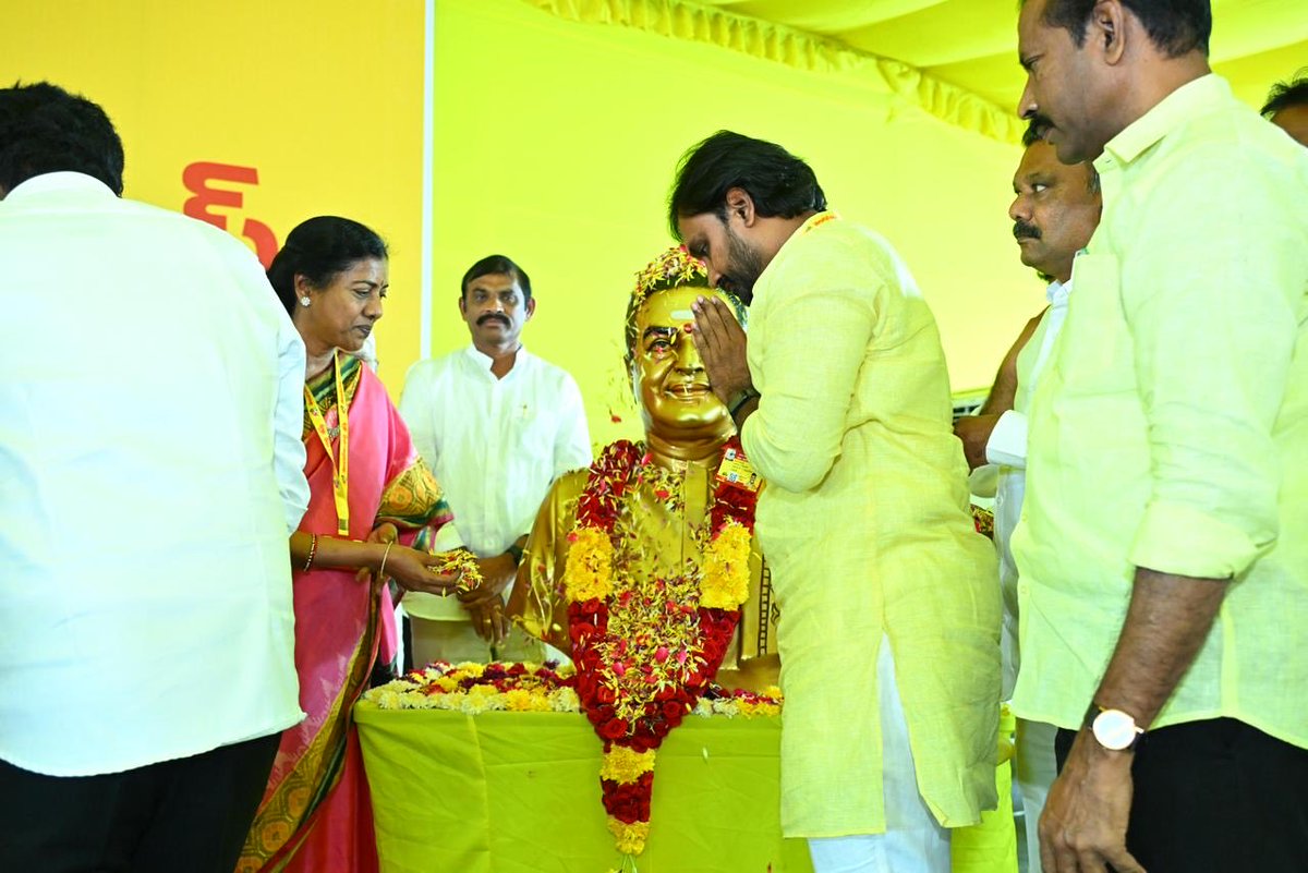 Adireddy_Vasu's tweet photo. ఈరోజు మంగళగిరి తెలుగుదేశం పార్టీ కేంద్ర కార్యాలయంలో జరిగిన పార్లమెంటరీ శిక్షణ తరగతుల్లో పాల్గొనడం జరిగింది. లోకేష్ అన్న గారితో మంత్రులు,  ఎమ్మెల్యేలతో కలిసి ఈరోజు శిక్షణ తరగతులు చెప్పడం జరిగింది. 

#trainingclasses 
#TDP
#TDPCadre
#AndhraPradesh https://t.co/5gVONYPYme