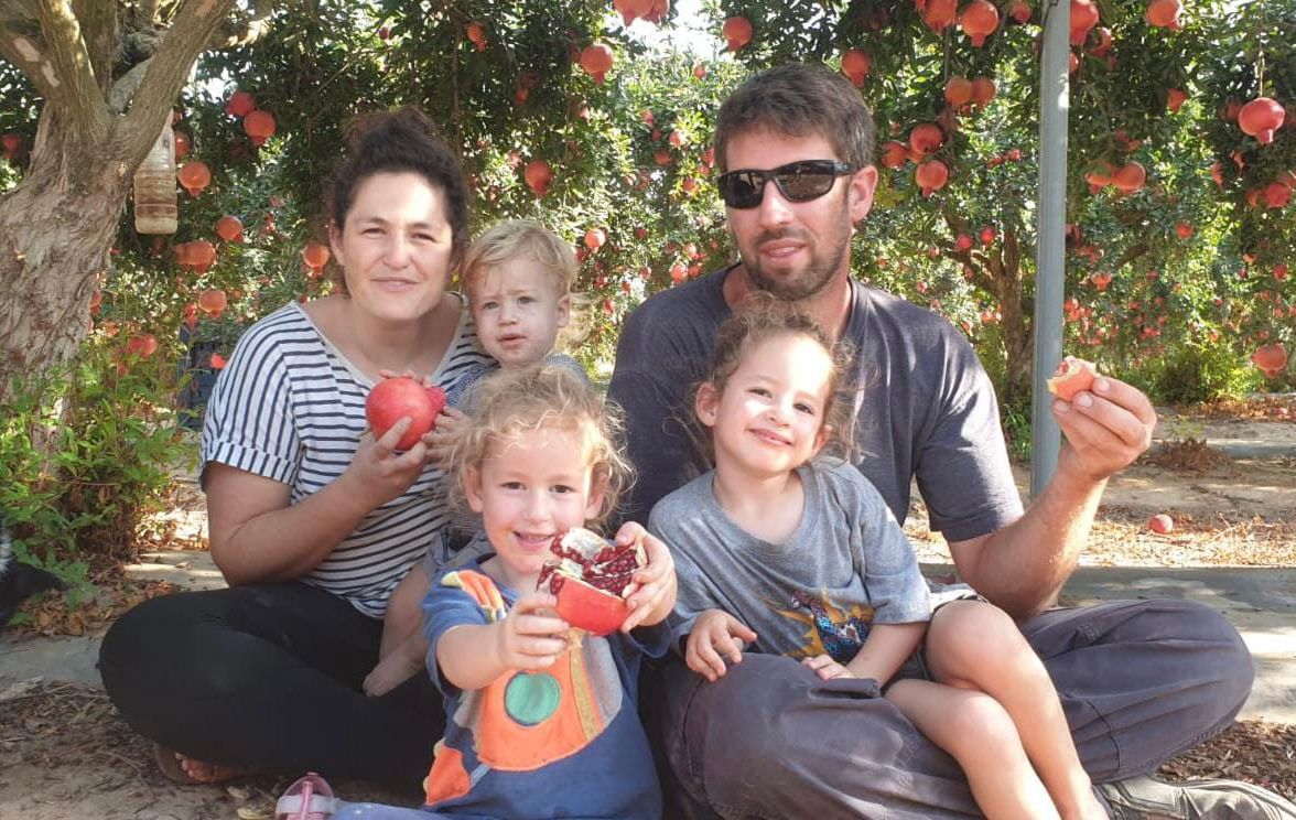 בי נשבעתי, כל יום תופיע כאן תמונה של משפחת סימן טוב קדם זכרם לברכה,
הענף שנכרת בעץ המשפחתי שלי. 
תמרי קדם בת דודתי,ג'ון בעלה, ארבל שחר ועומריקו המלאכים.
שהופקרו ונרצחו בניר עוז.

עד שממשלת המוות, מממנת החמאס, היהירה, המפקירה, המנותקת, המזופתת, המושחתת והאנטי ציונית תצא מחיינו.