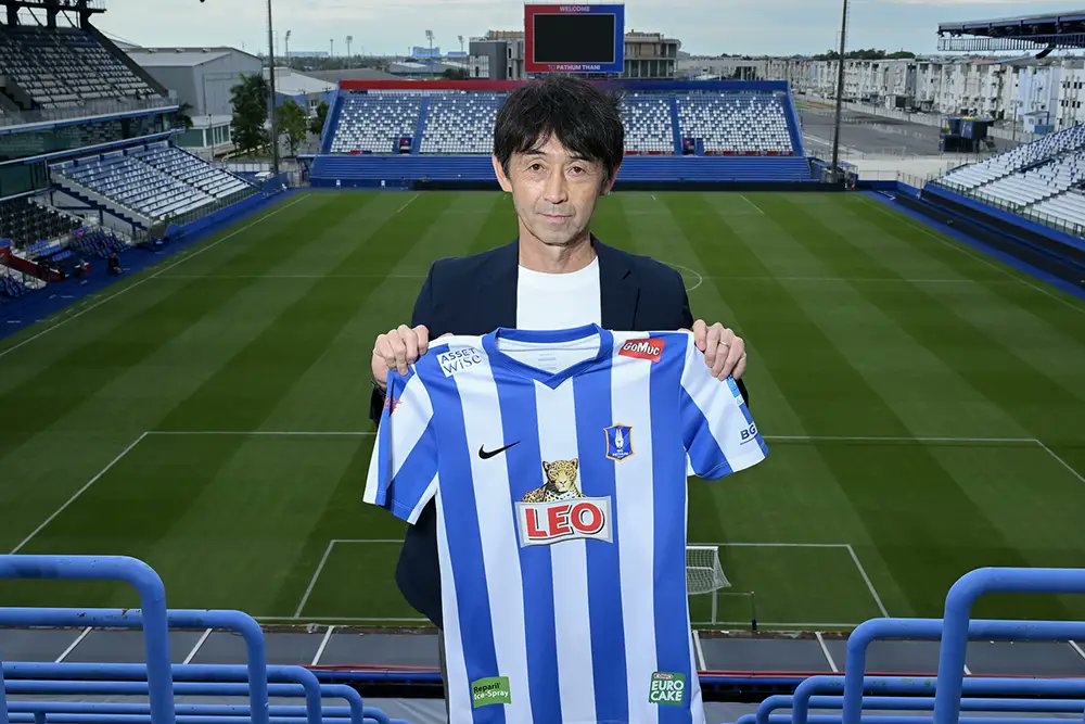 RealSportsFocus's tweet photo. 🚨 Shockwaves in Thai football! 🚨
#BGPathum have SACKED Masatada Ishii after just 99 days in charge. Triple‑champion pedigree, youth‑first philosophy … gone in a flash.👀⚽️ #BGPU #MasatadaIshii

Full article 👉https://t.co/2u55EYHxff https://t.co/LxUYkihRm2
