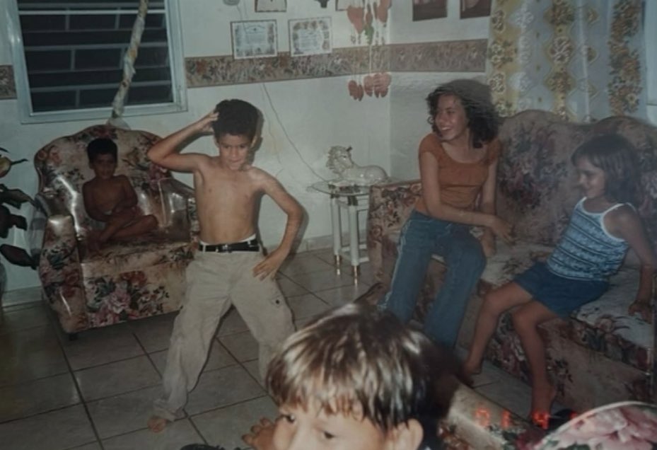 yo en la sala el domingo