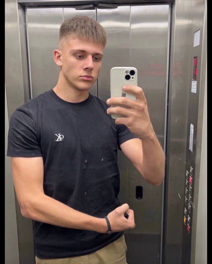 hot_klinci tweet media