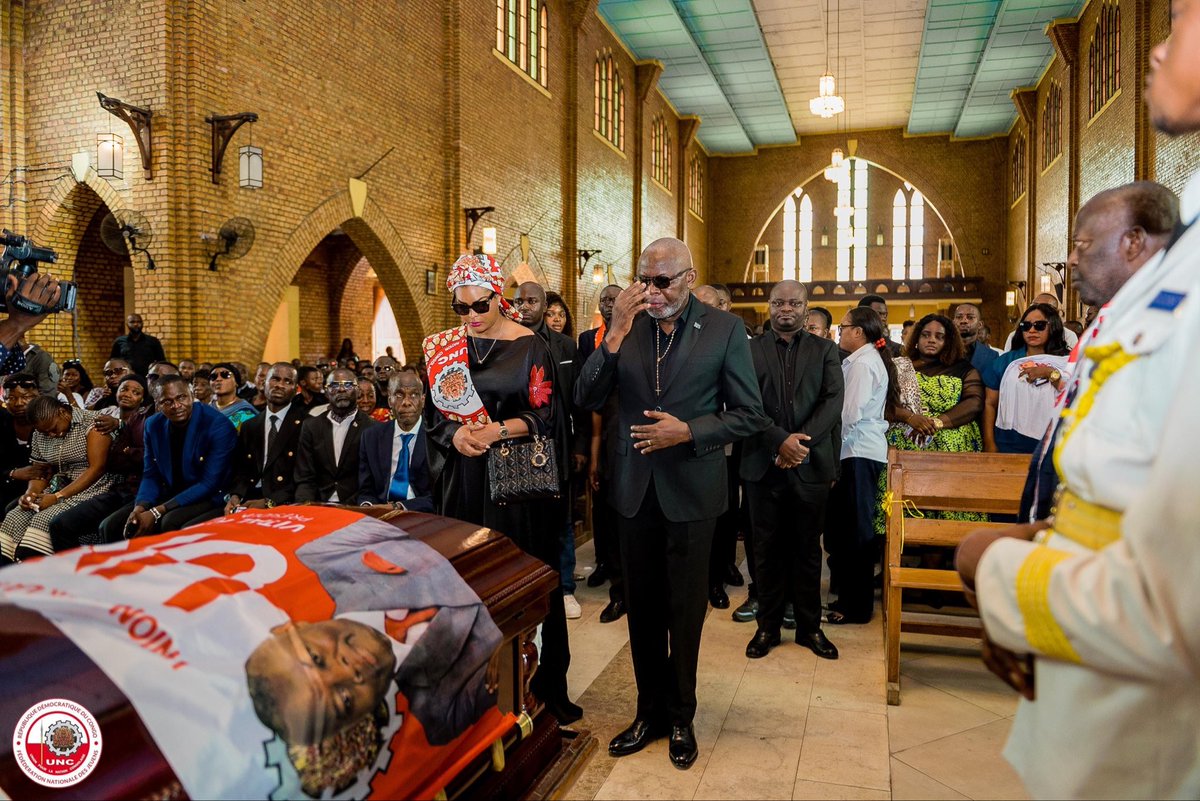 Le social est contraignant. Hommage mérité d’un vrai Combattant RODDY KANGA. <a href="/VitalKamerhe1/">Vital Kamerhe</a>  <a href="/BillyKambale1/">Billy Kambale</a> et plusieurs cadres de l’UNC étaient là pour dire Adieu KANGA. Merci <a href="/HamidaKamerhe/">HAMIDA CHATUR KAMERHE</a> pour l’amour maternelle.