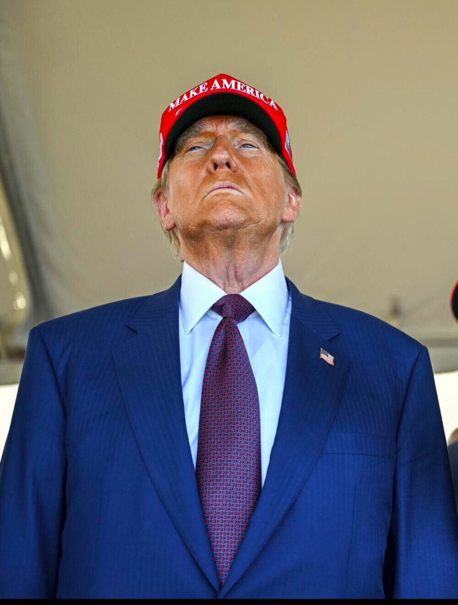 answeryourshoe's tweet image. And the WH staffer has now been identified