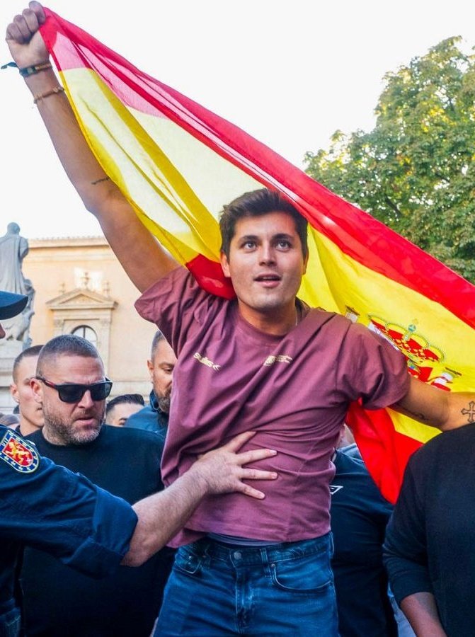 manelmarquez's tweet image. ¡Unos apuntan y otros disparan!
El provocador ultraderechista Vito Quiles participa en el mitin final de campaña del PP de Aragón junto a Feijóo y Azcón.
La derecha española ve como los fascistas de VOX les comen el terreno y juegan a la desesperada.
La abstención refuerza a #VOX