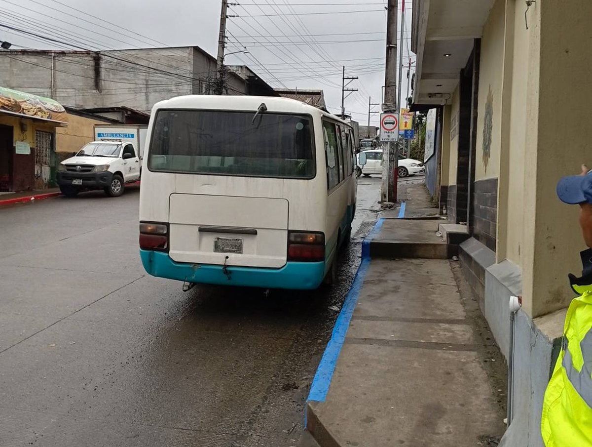 En la 1ª calle, zona 8 de Cobán, ruta a San Juan Chamelco, se realizan trabajos de señalización vial, eliminando áreas de parqueo para mejorar la fluidez vehicular y reducir congestionamientos, indican autoridades de tránsito.  Recomiendan respetar la señalización instalada.