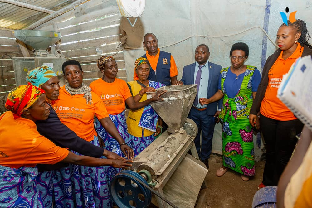 MagazineJimbere's tweet photo. 📖 [P] Grâce à @CAREBurundi, les enseignements de changement de comportement transforment la vie des habitants de Bugendana

👉🏾 À travers le projet « WE CARE », l’organisation Care International au Burundi a effectué, ce 27 janvier 2026, une visite dans les collines #Kidasha et #Mwumba, situées dans la commune Bugendana(@Gitega), dans le but d’évaluer l’impact des enseignements de changement de comportement dispensés aux populations locales, à travers la mise en place de collines modèles appelées « Belle colline »

👆🏾 Ces enseignements ont fortement contribué à transformer les comportements des femmes et des hommes de ces collines. Beaucoup d’entre eux avaient auparavant des habitudes néfastes, telles que le gaspillage des ressources familiales, la fréquentation excessive des bars, l’adultère et d’autres comportements destructeurs

👩🏾‍🦱 Selon Domitile Ntacobakimvuna, team leader du projet « WE CARE », une colline modèle est une colline dont les habitants ont été formés aux enseignements de changement de comportement, les ont intégrés et les appliquent dans leurs foyers. Ils abandonnent ainsi les mauvaises pratiques, élaborent des projets de #développement familial, contribuent au progrès de leur colline et trouvent ensemble des solutions aux problèmes communautaires. Lorsqu’un problème surgit sur la colline, les habitants se réunissent pour décider ensemble des actions à entreprendre, qu’il s’agisse de contributions financières ou d’efforts physiques. Ils se fixent des indicateurs de suivi et procèdent à une auto-évaluation

↔️« Les caractéristiques d’une colline modèle sont la présence de nombreuses associations et coopératives, l’#autonomisation de la femme, la lutte contre les violences, la promotion du développement communautaire, le fait de bien dormir sur des matelas, un cadre de vie agréable, la propreté et l’hygiène, la bonne cohabitation entre les habitants, l’absence de conflits dans la communauté, entre autres. »

#Burundi
