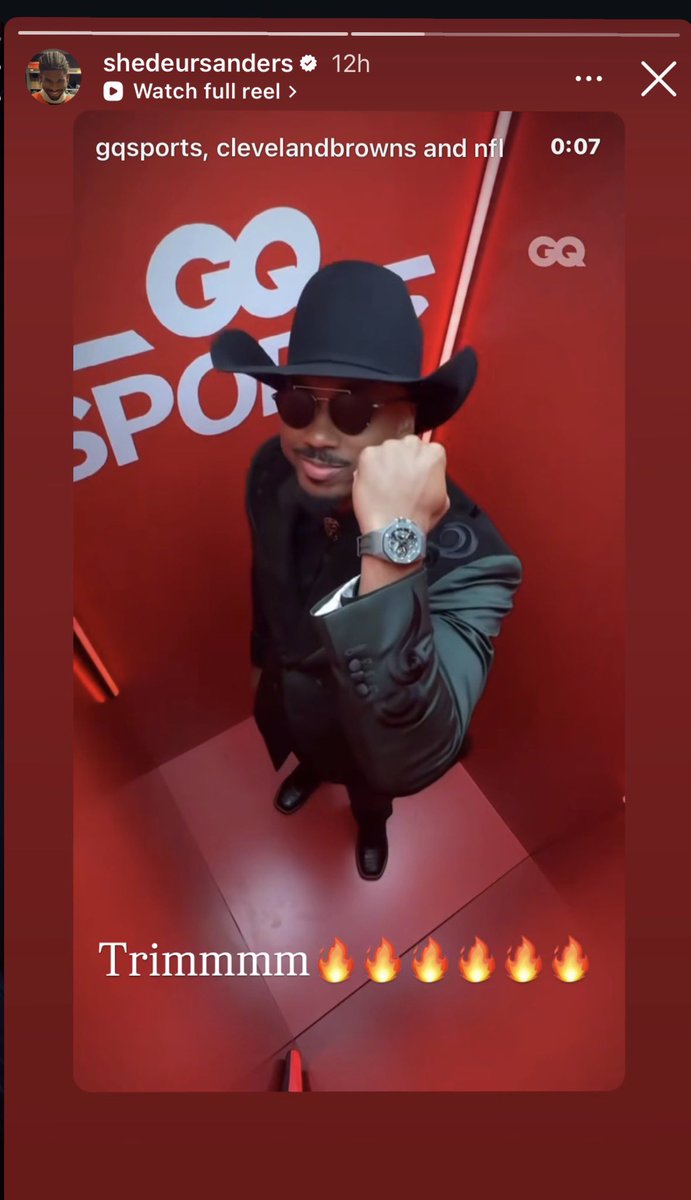 dalvinthetruth's tweet image. I dare someone tell me he ain’t qb1😭 ion see the vets holding 4 fingers up 😭