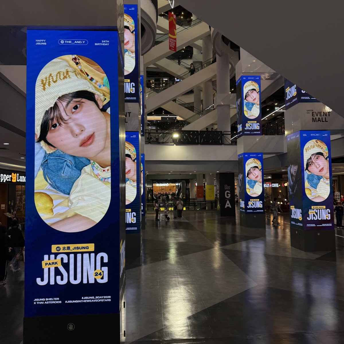 theTychan's tweet photo. พน.จะไปยูเนี่ยน เจอจีพึเดะยัดใส่มือให้เอง
#JISUNGInTheWeaveOfStars 
#JISUNG_BDAY2026 https://t.co/Xm3XEXXNu1
