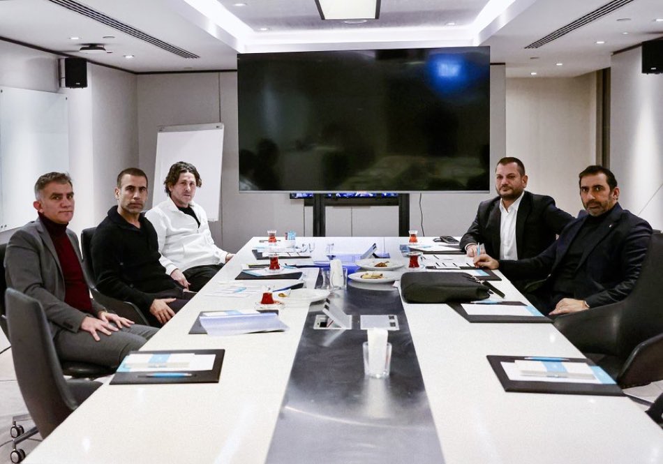 Ne konuştunuz neyi planladınız cevap bekliyoruz açıklama yapacaksınız.

 #TrabzonsporKongreye