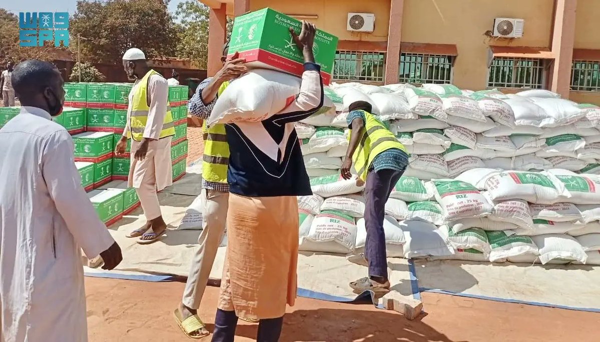 SPAregions's tweet image. مركز الملك سلمان للإغاثة والأعمال الإنسانية يوزّع 2564 سلة غذائية في ولاية الجزيرة بالسودان وبلدة واهيغويا ببوركينا فاسو.
#واس